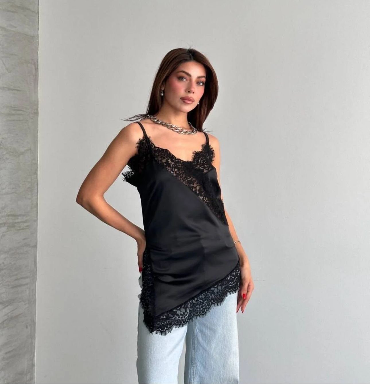 LİORA DANTEL DETAYLI SATEN BLUZ